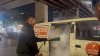 Cảnh sát giao thông giúp người dân dập tắt đám cháy ô tô