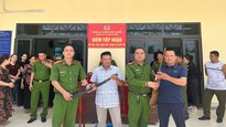 Công an xã Vĩnh Thanh tiếp nhận 2 khẩu súng tự chế, 7 vũ khí thô sơ