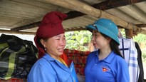 Người dân Sơn La xúc động khi nhận những món quà từ Trung ương Đoàn 