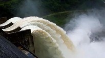 Thủy điện Sơn La mở cửa xả đáy khẩn cấp