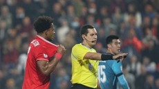 Xuân Son bị trung vệ to cao Singapore kéo rách áo