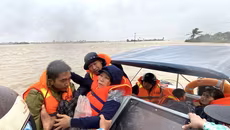 Hình ảnh cảm xúc về lực lượng Công an vượt mưa lũ cứu dân