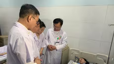 Tặng Bằng khen cho 4 điều dưỡng Bệnh viện Sản nhi Nghệ An dũng cảm bảo vệ bệnh nhân