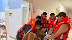 Công an thành phố Huế sơ tán bệnh nhân trong biển nước, đưa dân đến lưu trú tại trụ sở