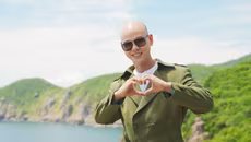 Phan Đinh Tùng tự tay lên ý tưởng, viết kịch bản, rủ vợ đóng MV mới