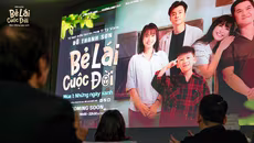 Đạo diễn "Đi giữa trời rực rỡ" làm phim "Bẻ lái cuộc đời" 