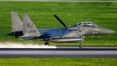 'Đại bàng tấn công' F-15E Mỹ rơi bánh, mài tóe lửa đường băng căn cứ Nhật