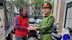 Công an phường Phú Thượng trao trả tài sản cho người dân