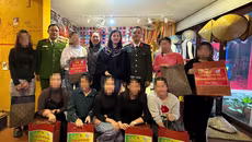 Công an phường Tây Hồ tặng quà, động viên người khuyết tật