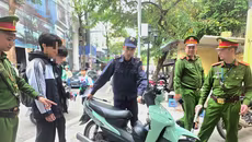 Giật mình với lý do học sinh vi phạm: 'Xe máy điện không cần đội mũ bảo hiểm!'