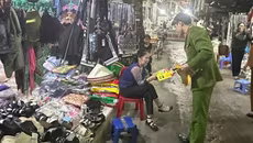 'Giặc lửa' rình rập chợ dân sinh, Cảnh sát phòng cháy vào cuộc từng sạp hàng