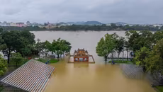 Xuất cấp 300 tấn gạo và nhiều hàng dự trữ quốc gia hỗ trợ Huế khắc phục hậu quả mưa lũ