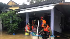 Công an phường Hương Thủy (TP Huế) túc trực 24/24 giờ, nỗ lực hỗ trợ, di dời, cứu hộ cứu nạn, đảm bảo an toàn tính mạng và tài sản cho nhân dân