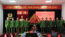 Đại tá Lê Văn Tuân, Phó Giám đốc Công an Hà Nội chúc mừng Phòng Cảnh sát Thi hành án và Hỗ trợ tư pháp 