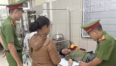 Khẩn trương đưa người đàn ông bị đột quỵ giữa đường đi cấp cứu