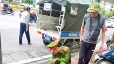 Công an phường Phương Liệt hỗ trợ công dân bị tai nạn giao thông đi cấp cứu