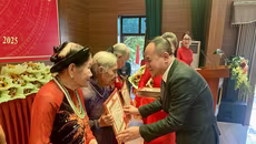 Giám đốc Công an Hà Nội trao Huy hiệu 70 năm tuổi Đảng cho Đảng viên lão thành tại xã Quốc Oai