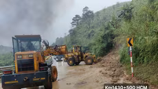 Đèo Lò Xo trên đường Hồ Chí Minh sạt lở nghiêm trọng, giao thông tê liệt