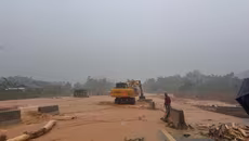 Cao tốc La Sơn- Túy Loan qua Huế bị chia cắt do sạt lở nghiêm trọng