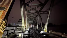 Đưa đoàn tàu 19 toa chở 660 tấn đá giữ cầu Bạch Hổ trước nước lũ