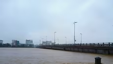 Cấm phương tiện lưu thông qua cầu Châu Ổ trên quốc lộ 1 do nước lũ đã chạm dầm