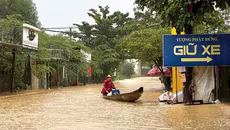 Nước lũ các sông ở Huế, Đà Nẵng đang xuống nhưng chưa hết ngập lụt