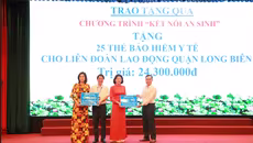 Hà Nội: Tặng thẻ bảo hiểm y tế cho người có hoàn cảnh khó khăn dịp Tết Nguyên đán Bính Ngọ