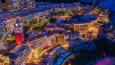 Hàng nghìn du khách hòa trong lễ thắp sáng cây thông tại Phú Quốc