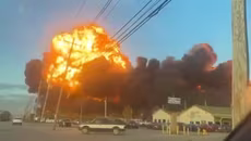 Máy bay chở hàng rơi gần sân bay quốc tế ở Mỹ, bốc cháy dữ dội