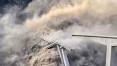 Khoảnh khắc cây cầu dài 758m bị sập một phần ở Trung Quốc