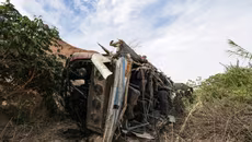 Xe buýt lao xuống vực sâu, ít nhất 37 người chết thảm