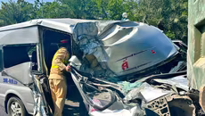 Giải cứu nữ hành khách mắc kẹt trên cabin sau tai nạn giao thông nghiêm trọng