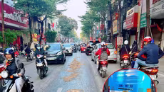 Nhanh chóng xử lý vết dầu loang trên phố Khâm Thiên 