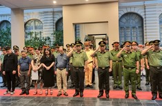 Công an thành phố Hà Nội dâng hương tưởng nhớ các Anh hùng liệt sỹ 