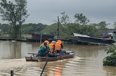 Nước sông Hồng lên nhanh, tràn vào khu dân cư ngoài bãi