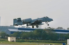 Xem cường kích A-10 và máy bay C-130J của quân đội Mỹ cất cánh rời sân bay Gia Lâm