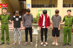 Mang vũ khí đi giúp bạn chơi game giải quyết mâu thuẫn 