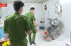 "Đột kích" cơ sở dùng chất cấm sản xuất giò chả số lượng lớn