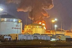 Nga: Dù nhà máy lọc dầu bị tấn công song giá dầu thô bất ngờ giảm mạnh