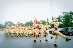 Video: Chiến sĩ Công an Hà Nội dầm mưa tập diễu binh