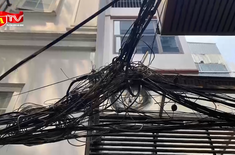 Nguy cơ chập cháy từ búi dây điện trên cao 