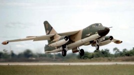 Máy bay tác chiến điện tử EB-66B bị bắn rơi trong Linebacker II