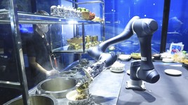 Xem robot nấu phở tại Lễ hội ẩm thực Hà Nội 