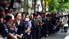 Người dân xếp hàng kín phố chờ vào viếng Tổng Bí thư Nguyễn Phú Trọng