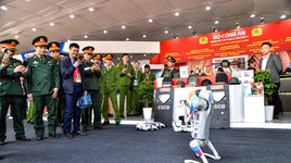 Video: Chó robot trổ tài tại Triển lãm Quốc phòng quốc tế 2024 ở Hà Nội