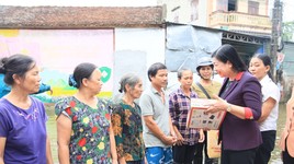 Chủ tịch Uỷ ban MTTQ thành phố Hà Nội thăm, tặng quà người dân vùng lũ Chương Mỹ