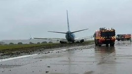 Gió lớn khiến máy bay chở khách trượt khỏi đường băng khi hạ cánh