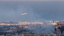 Khoảnh khắc quả bom của Israel phát nổ gần máy bay chở khách ở Beirut