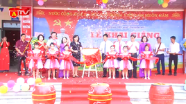 Gắn biển ngôi trường được xây dựng từ nguồn thu xổ số kiến thiết Thủ đô