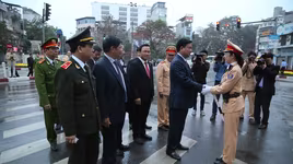 Cảnh sát giao thông Hà Nội ra quân đảm bảo ATGT đầu năm mới